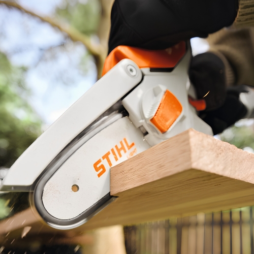 stihl gta 26 z akumulatorem i ladowarka uchwyt uzytkownika z antyposlizgowa nakladka w przecinarkach akumulatorowych stihl